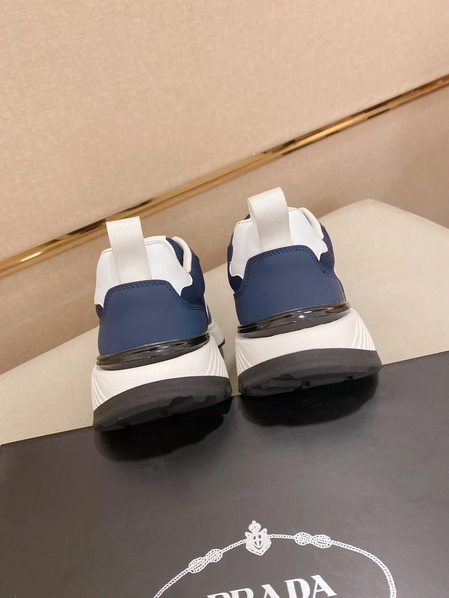 Men's shoes 💰 442💰 ✔️✔️✔️The new PRADA (Prada) counters are launched simultaneously. The new men's shoes and 😘fabrics are made of selected cowhide and waterproof and breathable fabrics. Lining: Breathable mesh lining. 👍🏿 High-end ☄️ air-cushion molded anti-slip rubber outsole, exquisite lines, simple and elegant, comfortable and high-end for leisure travel. Code number: 38 to 44 (45 can be customized and cannot be returned or exchanged)